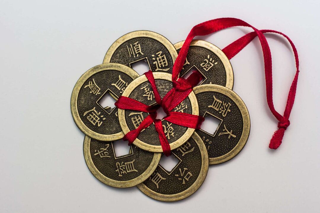 Kineski amulet za novac s odgovarajućim hijeroglifima